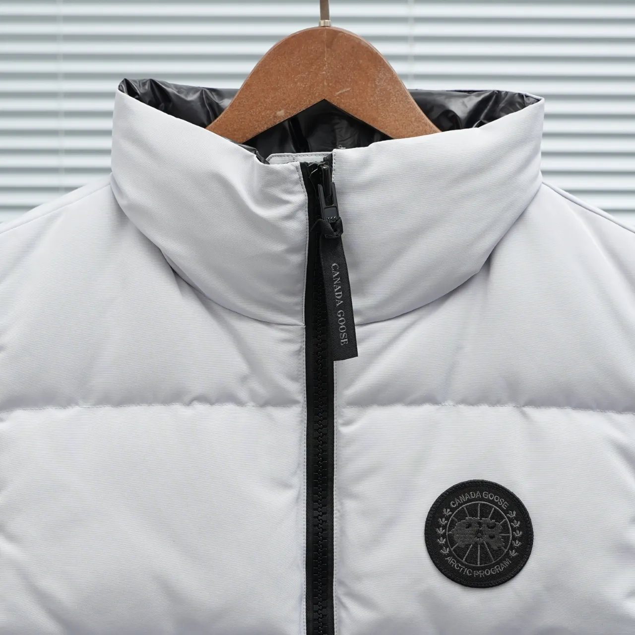 P600 2267WB Grandview black label women's short vest. Constructed from Arctic Tech recycled fabric®, it features a cinchable hem for sleek styling and storage. Color: Gray Size: XS S M L XL